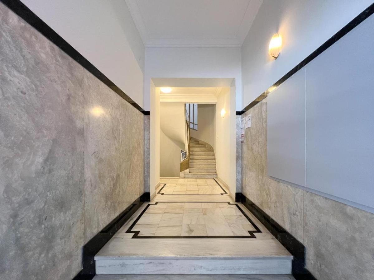 Vibrant Urban Getaway: Charming 2-Bedroom Near Bars, Parks, And Metro 아테네 외부 사진