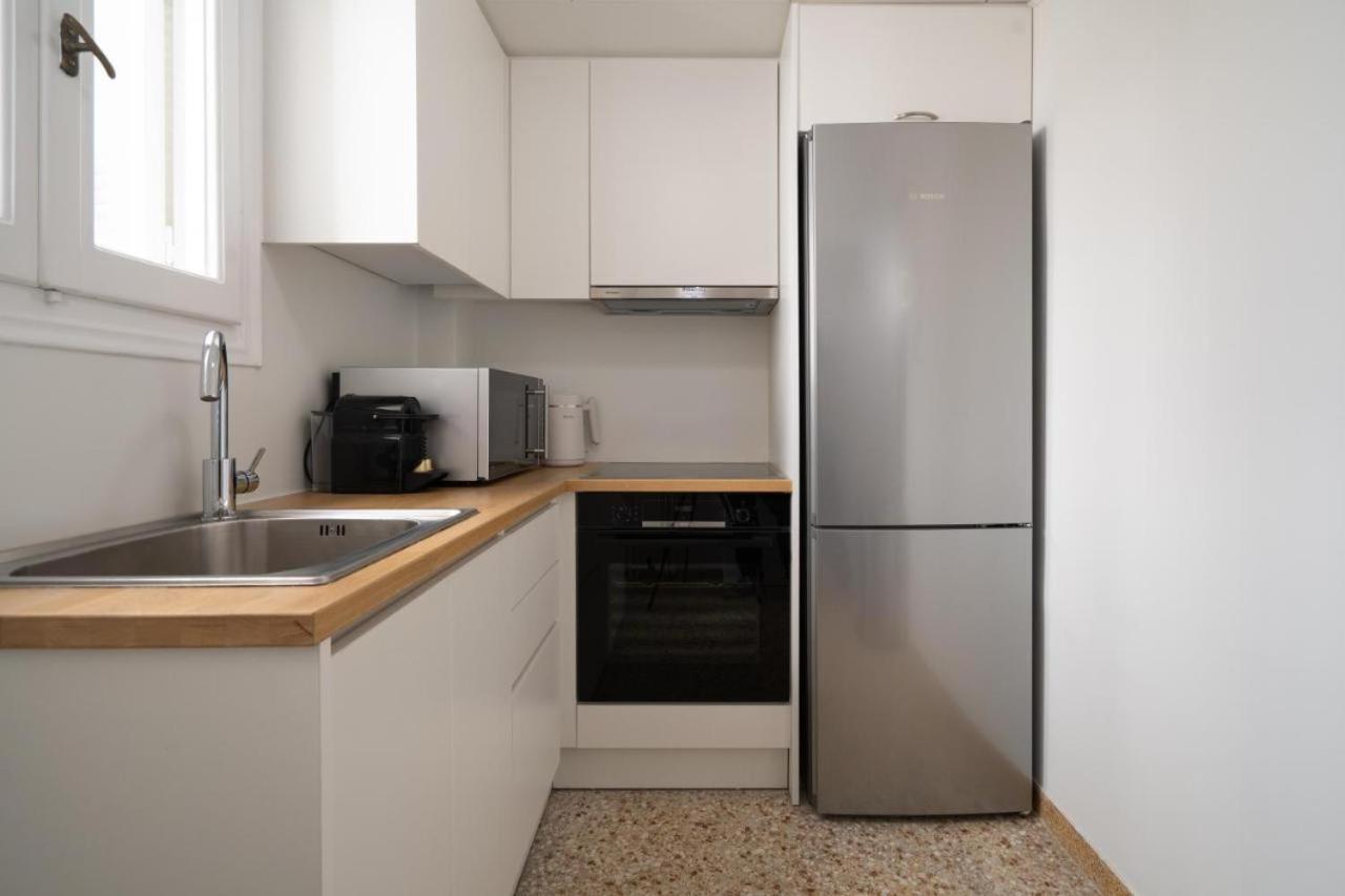 Vibrant Urban Getaway: Charming 2-Bedroom Near Bars, Parks, And Metro 아테네 외부 사진